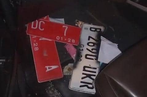 Pelat dinas yang berada dalam mobil Fortuner milik Pemkab Mamuju tabrak sepeda motor dan warung. (Dok Dirlantas Polda Sulbar).