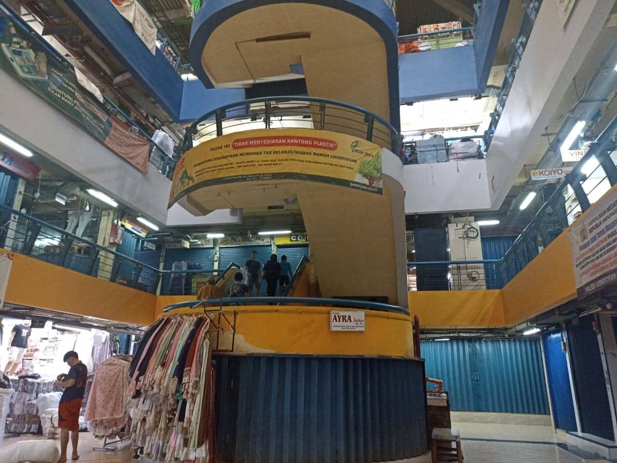 Wakil Gubernur (Wagub) DKI Jakarta, Rano Karno, meninjau Pasar Cipulir di Jakarta Selatan,.