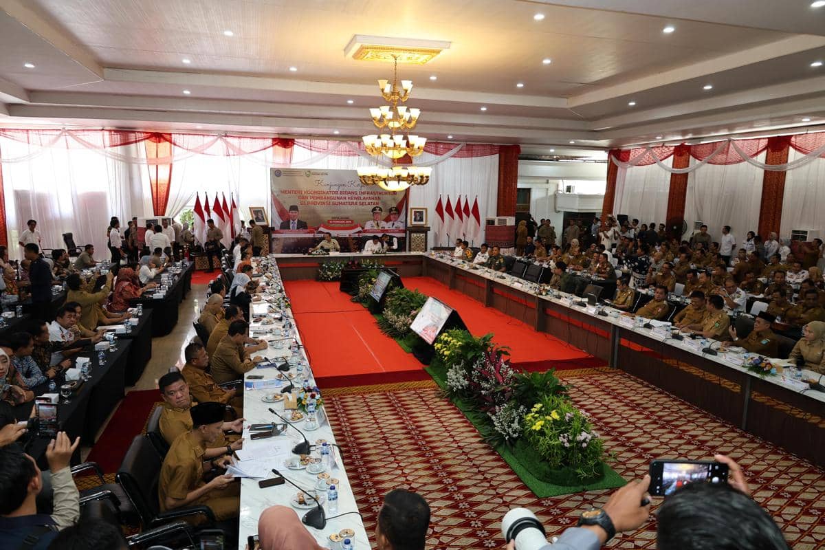 Menko Infrastruktur dan Pembangunan Kewilayahan Agus Harimurti Yudhoyono (AHY) melakukan kunjungan kerja ke Sumatra Selatan.