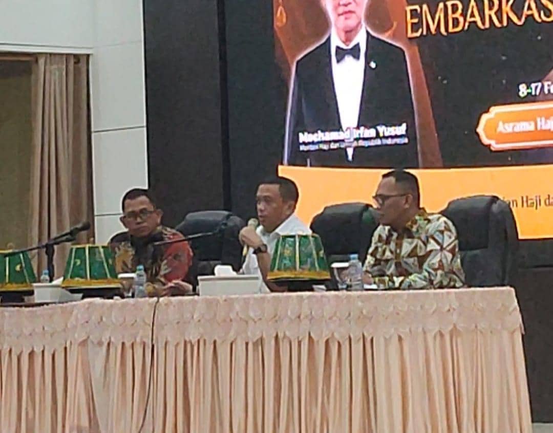 Inspektur Jenderal Kementerian Haji dan Umrah (Kemenhaj) RI, Mayjen TNI (Purn) Dendi Suryadi memberi pengarahan pada Diklat PPIH Kloter Embarkasi Makassar di Aula Arafah Asrama Haji Embarkasi Makassar, Senin (9/2/2026) malam/Istimewa