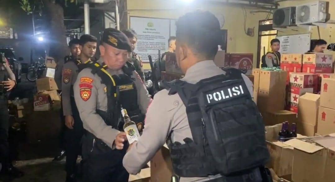 Tim Turjawali Samapta Polrestabes Makassar, gerebek dan sita ribuan miras tanpa izin resmi di  di Jalan Kandea, Kota Makassar, Sulawesi Selatan Senin (9/2/2026) (Dok.Polrestabes Makassar).