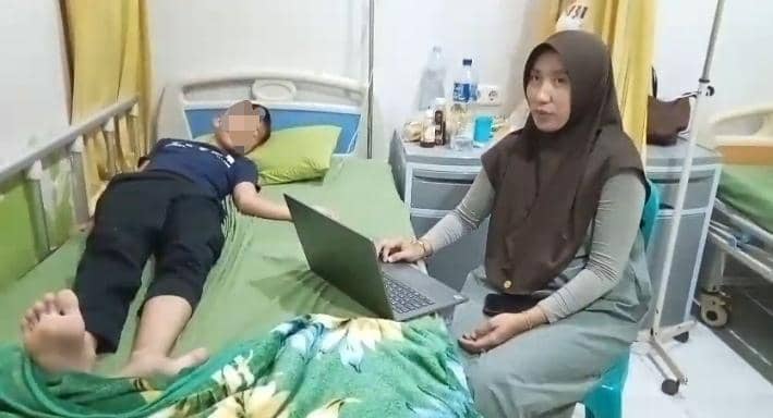 Salah satu santri Ponpes Al-Ittifaqiah jalani perawatan usai menyantap MBG. Korban mengeluh mual, pusing dan alami muntah (Dok: Keluarga pasien)