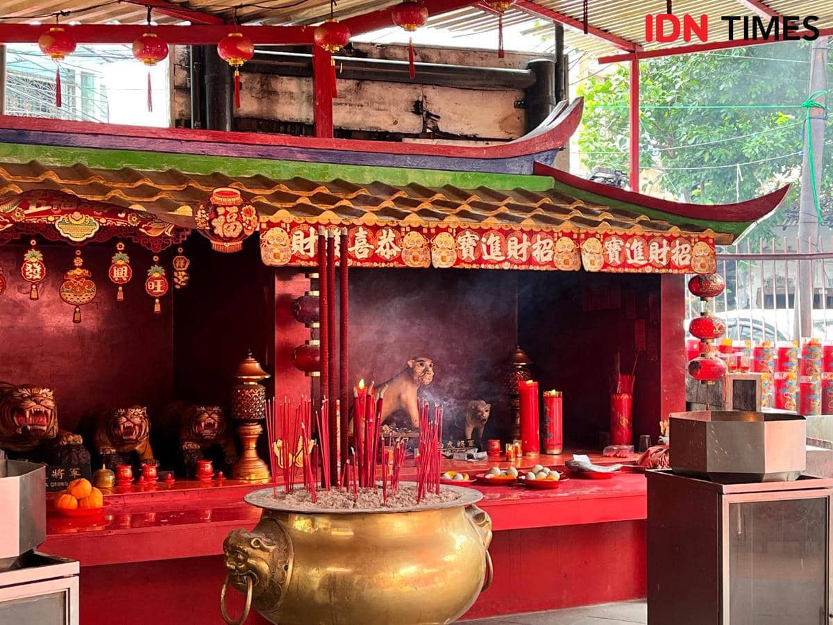 Potret Klenteng Dharma Bhakti di kawasan Glodok yang mulai didatangi pengunjung untuk beribadah.