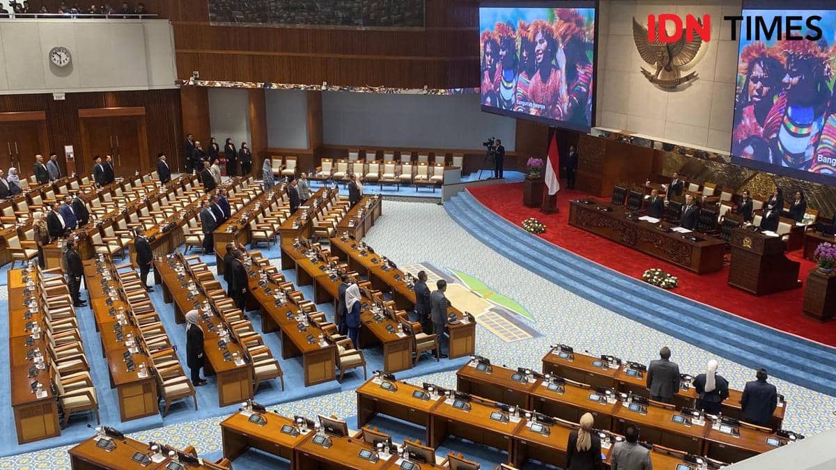 DPR RI gelar Rapat Paripurna (Rapur) ke-13 Masa Sidang III Tahun 2025/2026 di Kompleks Parlemen, Senayan, Jakarta Pusat, Selasa (10/2/2026).