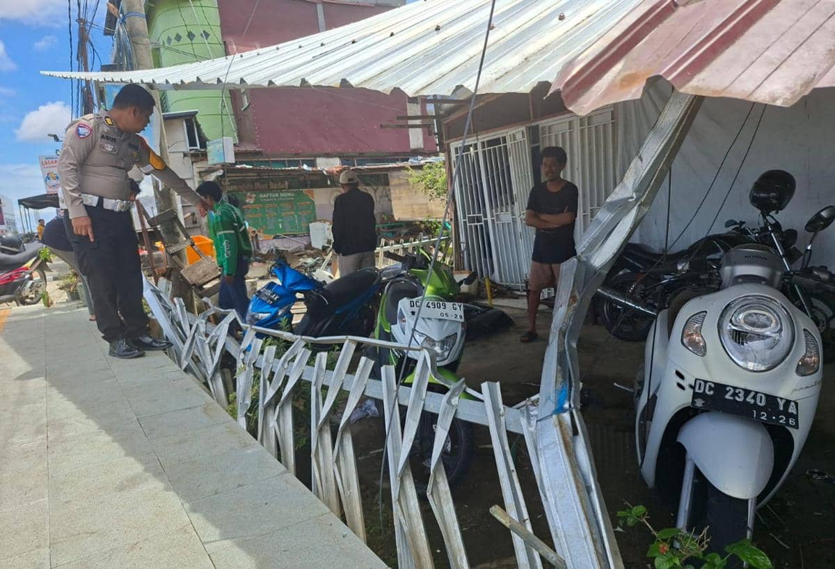 Polisi saat menunjuk TKP insiden Fortuner milik Pemkab Mamuju tabrak sepeda motor dan warung. (Dok Dirlantas Polda Sulbar).