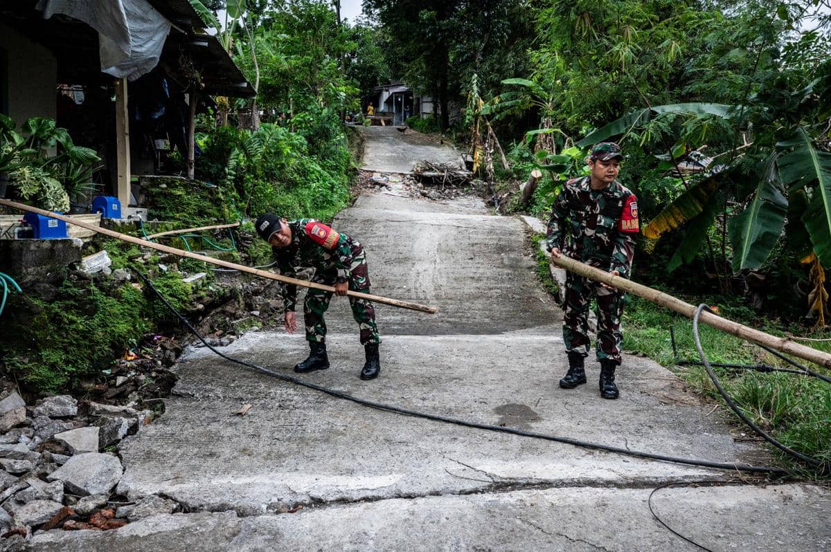 Personel Babinsa menutup akses jalan yang terdampak bencana tanah bergerak di Kampung Sekip, Jangli, Tembalang, Semarang, Jawa Tengah, Selasa (10/2/2026). (ANTARA FOTO/Aprillio Akbar)