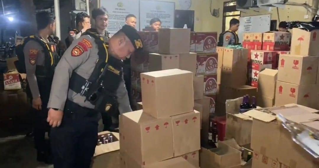 Tim Turjawali Samapta Polrestabes Makassar, gerebek dan sita ribuan miras tanpa izin resmi di  di Jalan Kandea, Kota Makassar, Sulawesi Selatan Senin (9/2/2026) (Dok.Polrestabes Makassar).