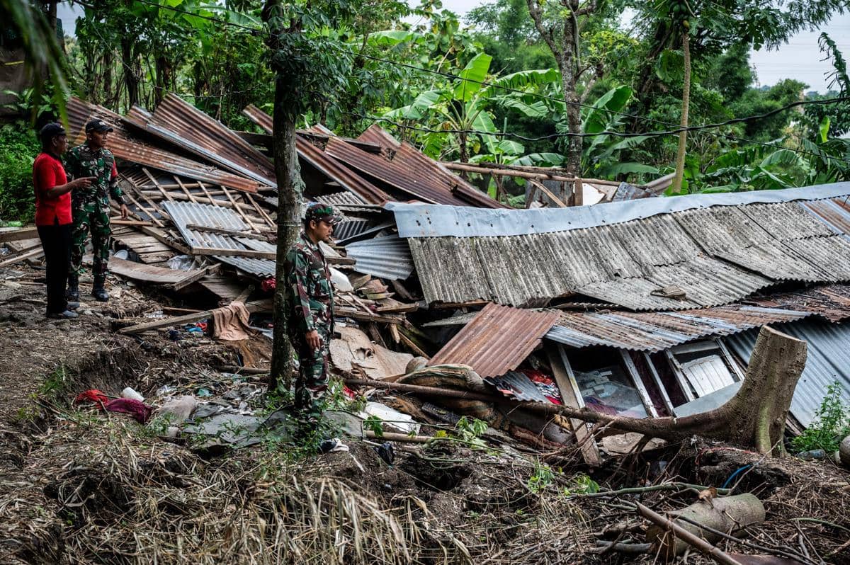 Personel Babinsa dan warga setempat melihat rumah terdampak bencana tanah bergerak di Kampung Sekip, Jangli, Tembalang, Semarang, Jawa Tengah, Selasa (10/2/2026). (ANTARA FOTO/Aprillio Akbar)