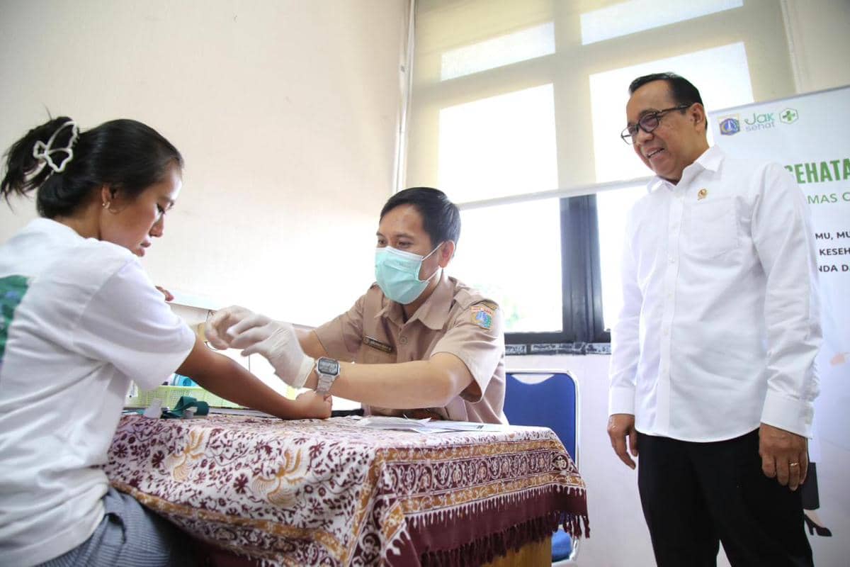 Menko PMK Pratikno usai meninjau Puskesmas Cilandak, Jakarta Selatan dalam rangka Peringatan 1 Tahun Cek Kesehatan Gratis