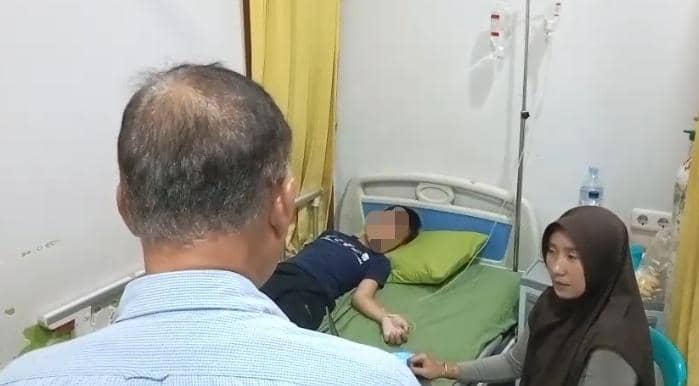 Salah satu santri Ponpes Al-Ittifaqiah jalani perawatan usai menyantap MBG. Korban mengeluh mual, pusing dan alami muntah (Dok: Keluarga pasien)