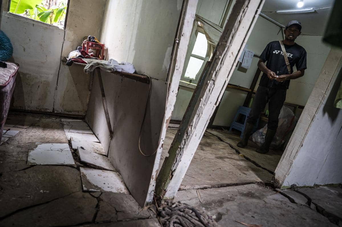 Seorang warga berada di dalam rumahnya yang terdampak bencana tanah bergerak di Kampung Sekip, Jangli, Tembalang, Semarang, Jawa Tengah, Selasa (10/2/2026). (ANTARA FOTO/Aprillio Akbar)