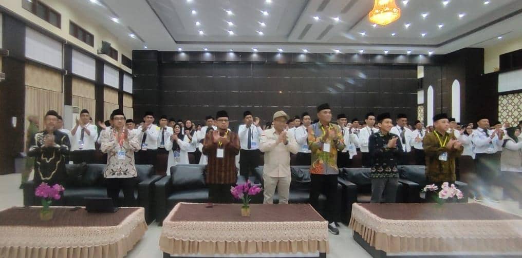 Inspektur Jenderal Kementerian Haji dan Umrah (Kemenhaj) RI, Mayjen TNI (Purn) Dendi Suryadi memberi pengarahan pada Diklat PPIH Kloter Embarkasi Makassar di Aula Arafah Asrama Haji Embarkasi Makassar, Senin (9/2/2026) malam/Istimewa