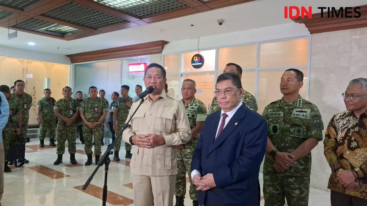 Wamenhan RI Donny Ermawan bicara pengiriman paskan TNI ke Gaza setelah RI resmi gabung BoP. 