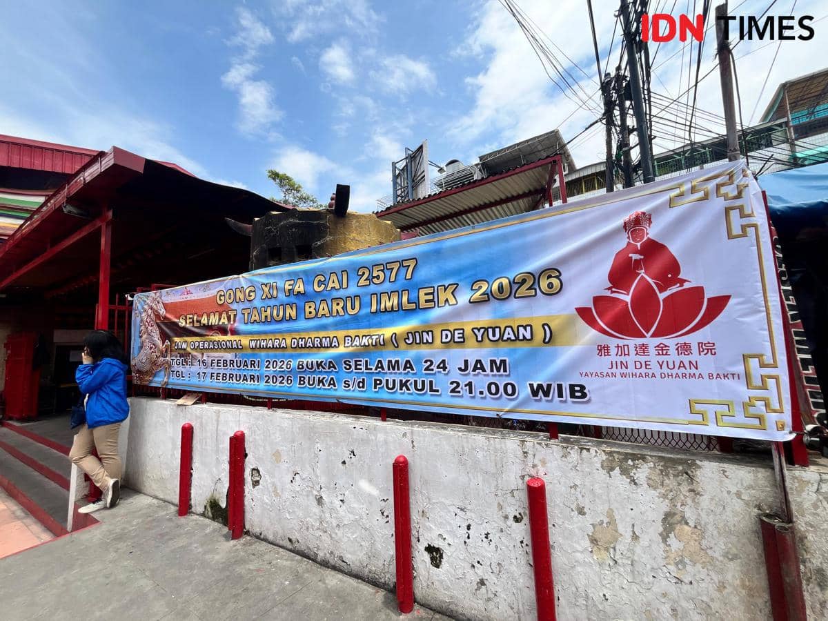 Potret Klenteng Dharma Bhakti di kawasan Glodok yang mulai didatangi pengunjung untuk beribadah.