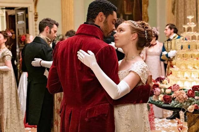 Daphne Bridgerton sedang berdansa dengan Duke