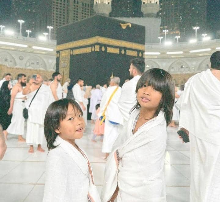 potret keluarga Praz Teguh umrah bersama tim Tuah Kreasi