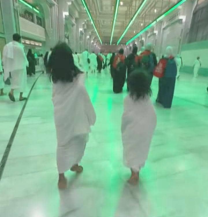 potret keluarga Praz Teguh umrah bersama tim Tuah Kreasi