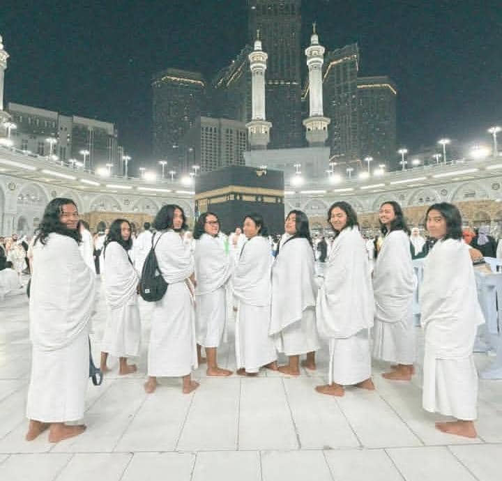 potret keluarga Praz Teguh umrah bersama tim Tuah Kreasi