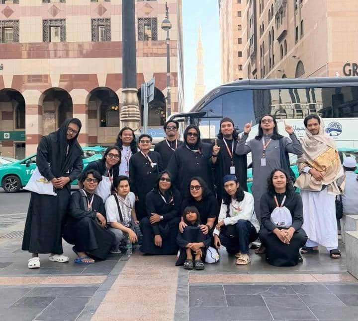 potret keluarga Praz Teguh umrah bersama tim Tuah Kreasi