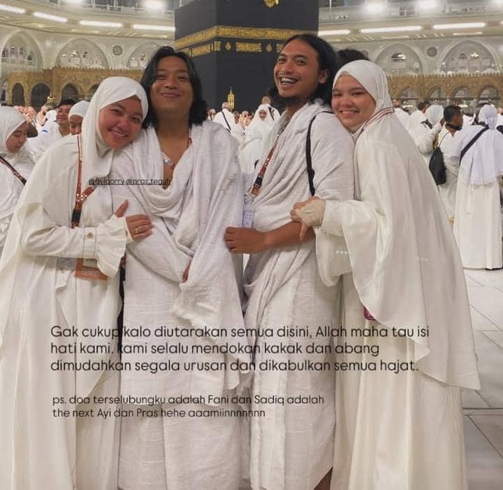 potret keluarga Praz Teguh umrah bersama tim Tuah Kreasi
