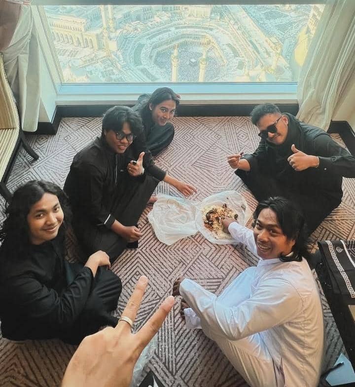 potret keluarga Praz Teguh umrah bersama tim Tuah Kreasi