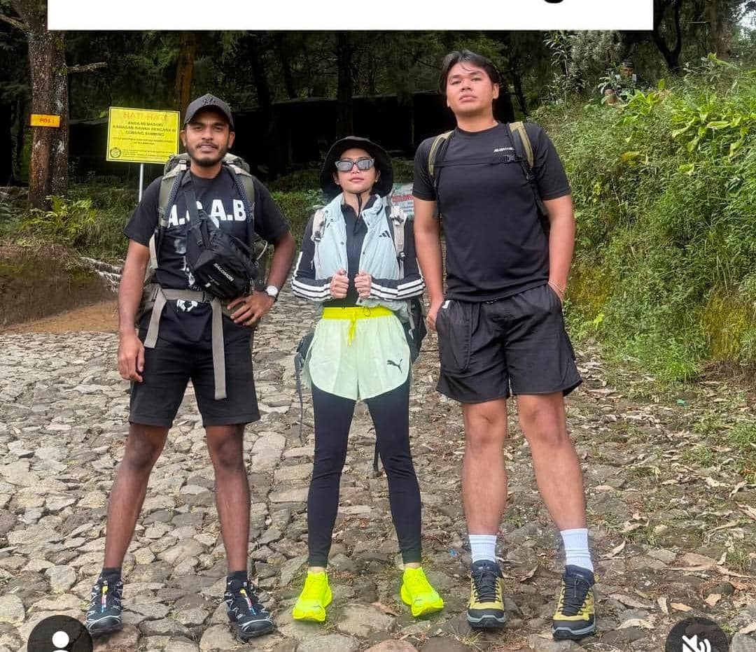 Farida Nurhan mendaki Gunung Sumbing