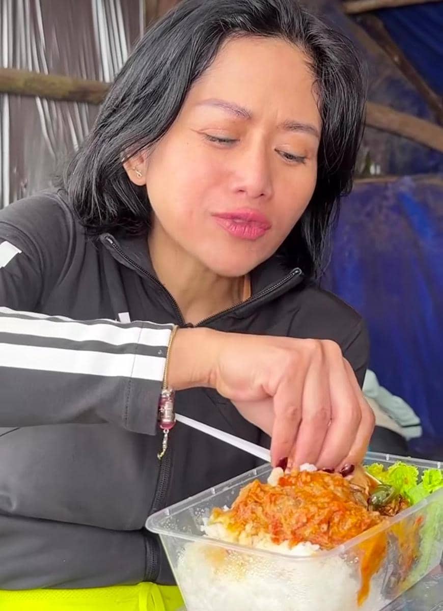 Farida Nurhan mendaki Gunung Sumbing