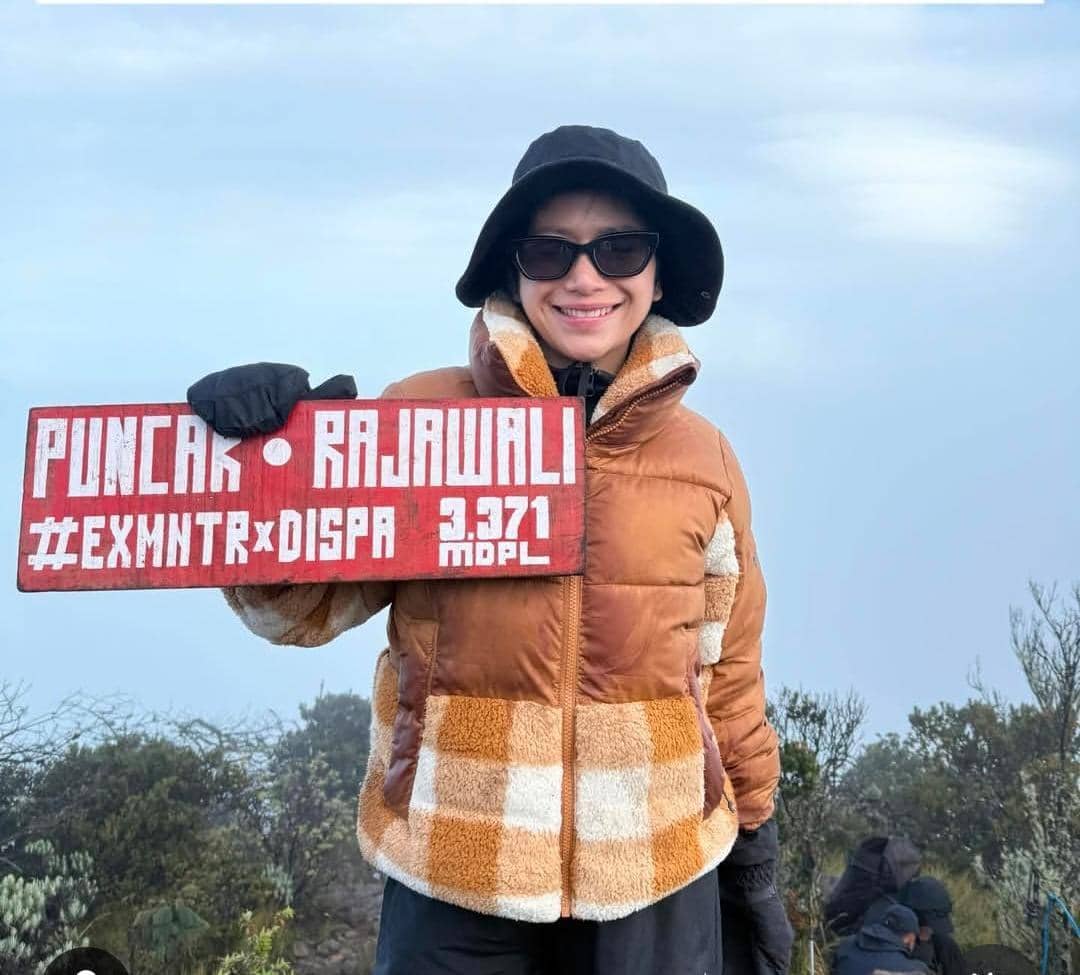 Farida Nurhan mendaki Gunung Sumbing