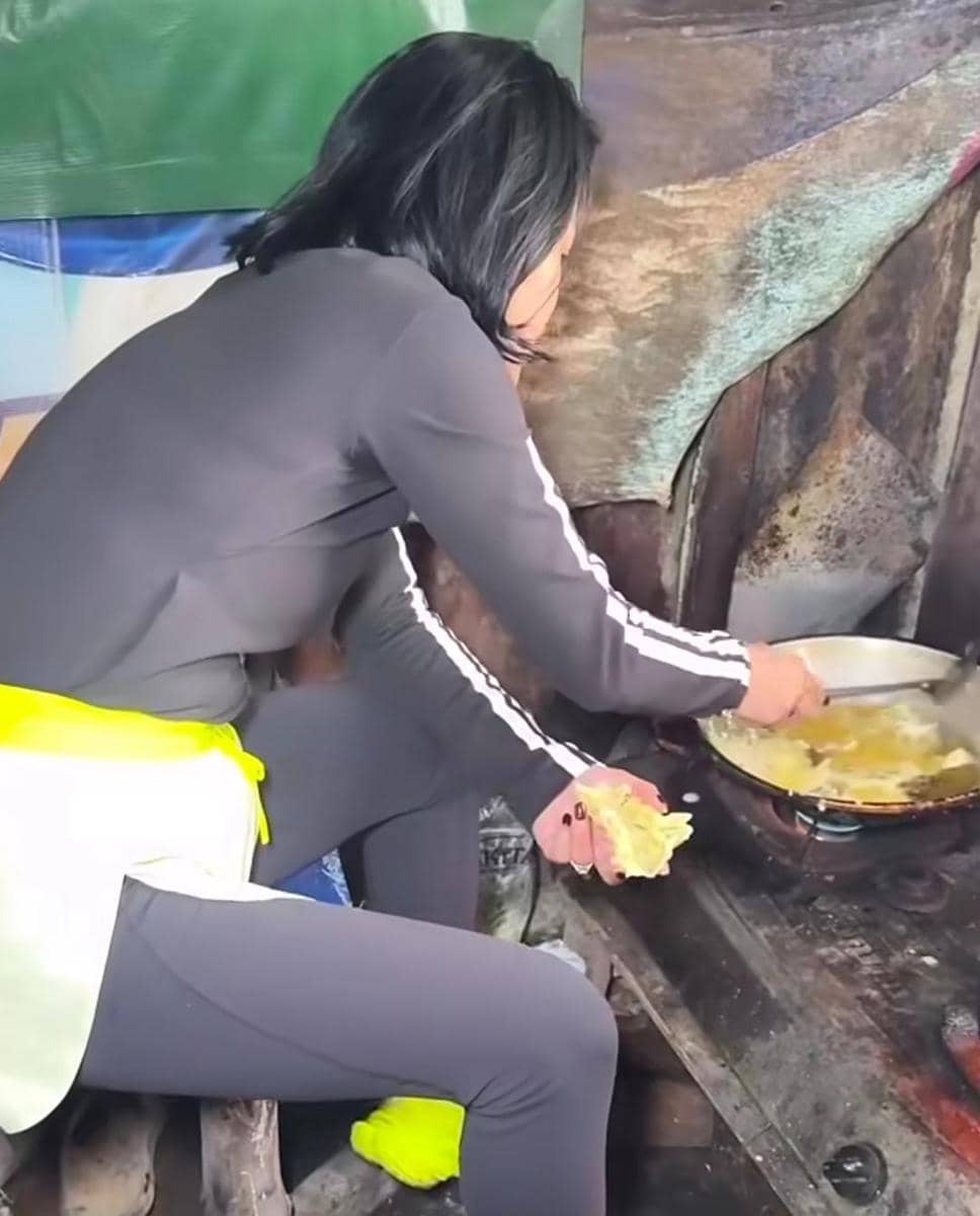 Farida Nurhan mendaki Gunung Sumbing