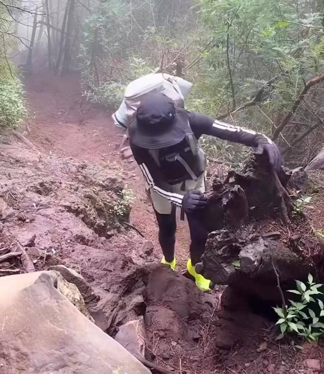 Farida Nurhan mendaki Gunung Sumbing