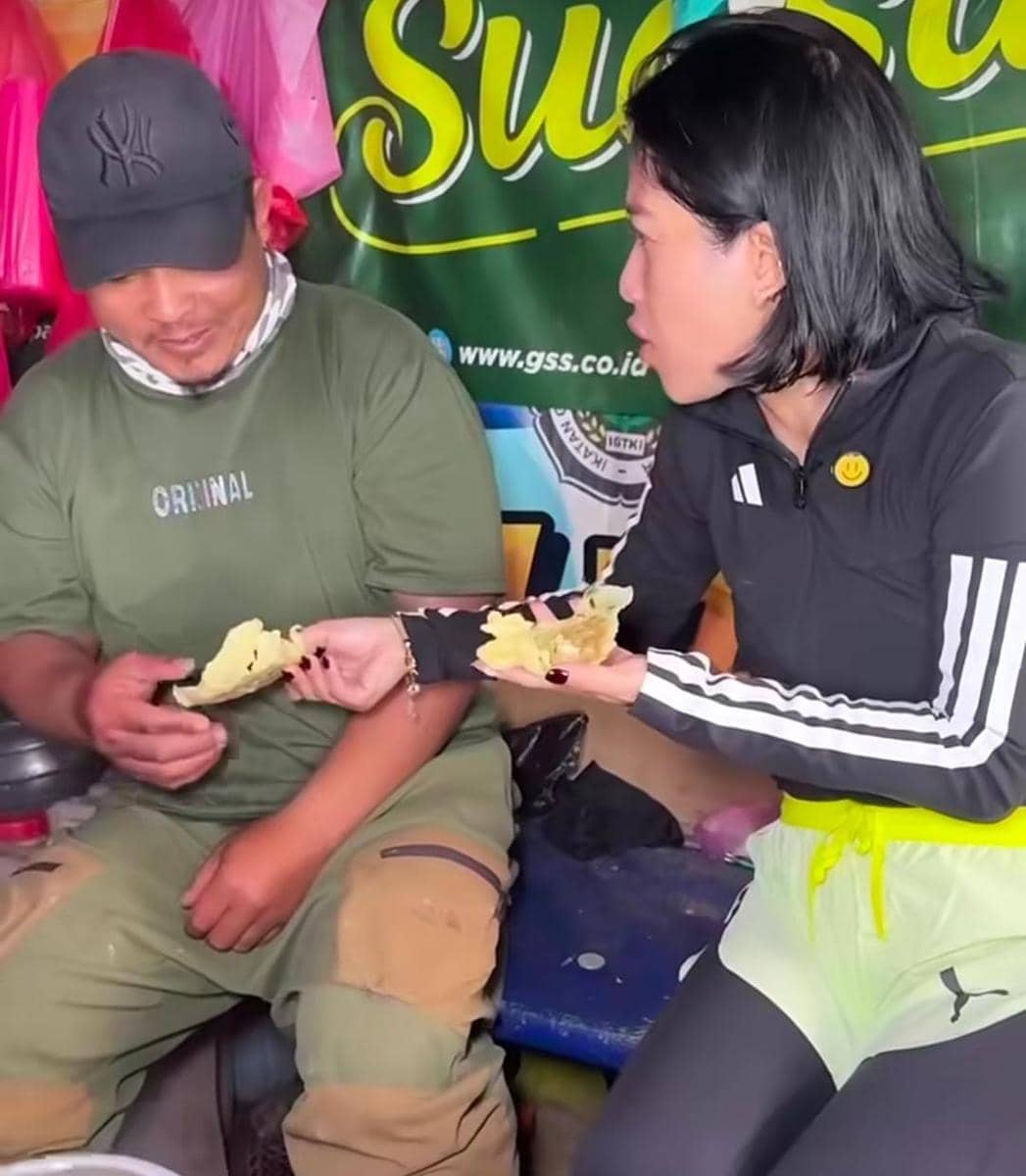 Farida Nurhan mendaki Gunung Sumbing