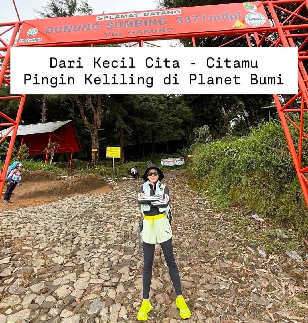 Farida Nurhan mendaki Gunung Sumbing