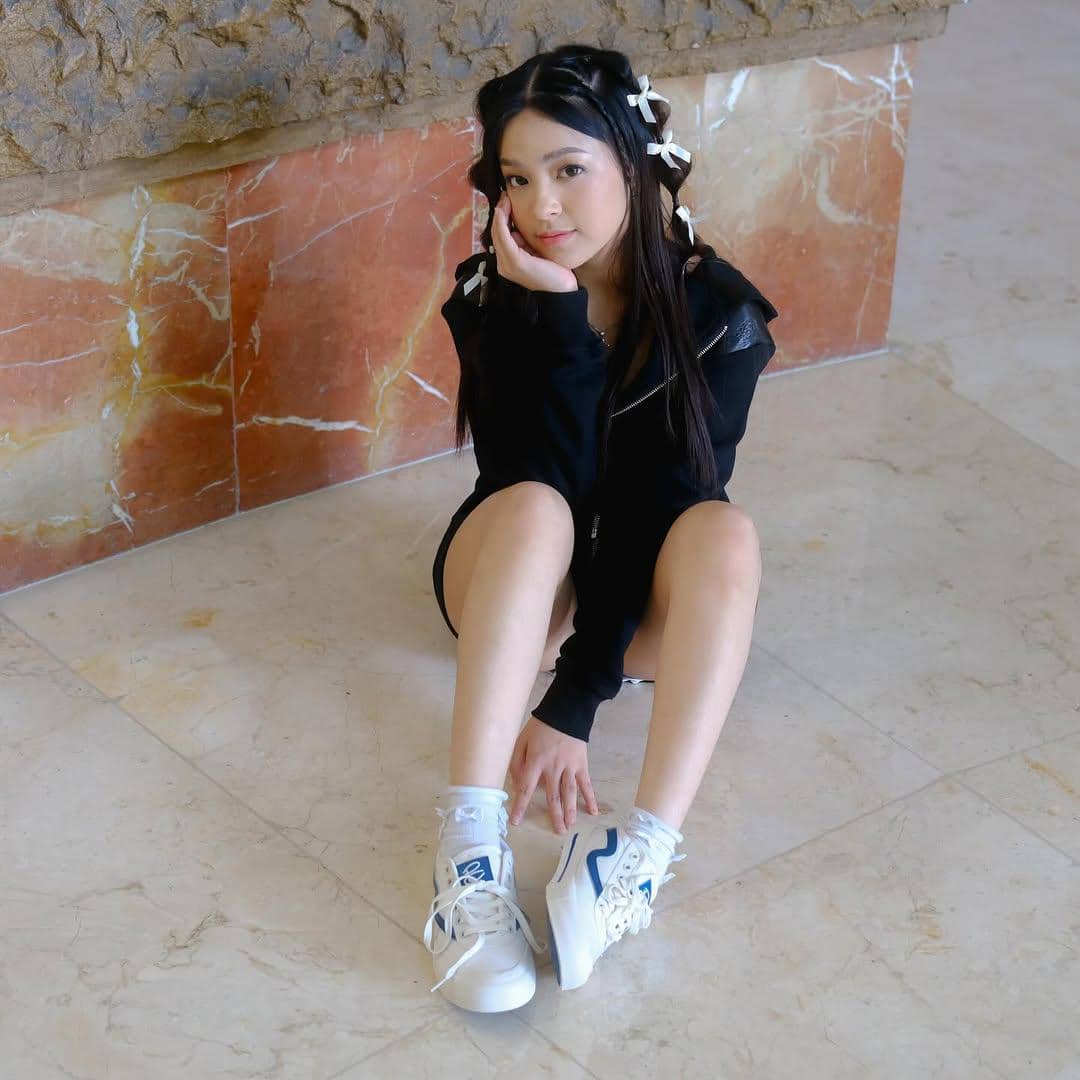 ide padu padan sneakers ala Eca Aura 