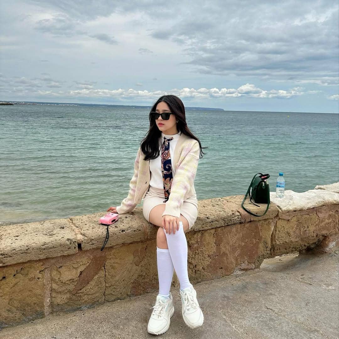 ide padu padan sneakers ala Eca Aura 