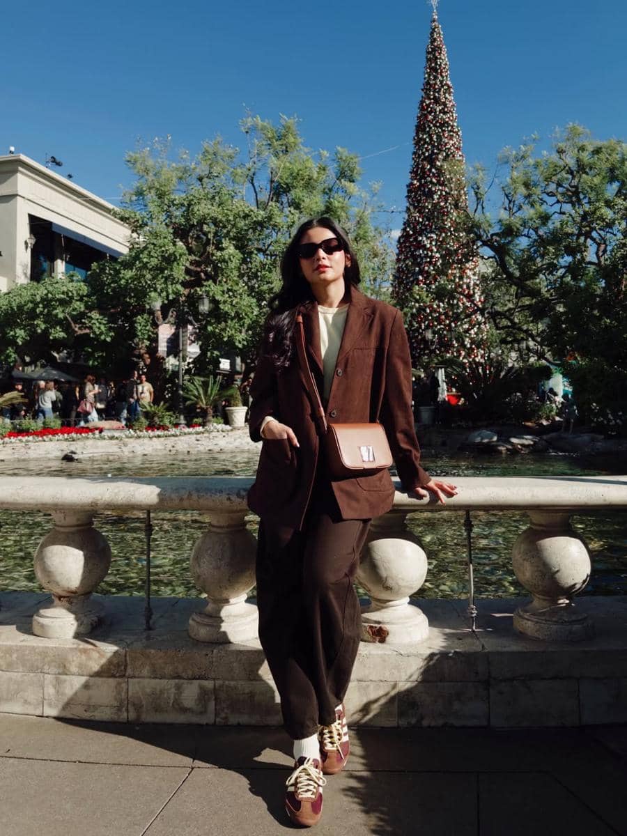 inspirasi outfit sneakers ala Yunita Siregar