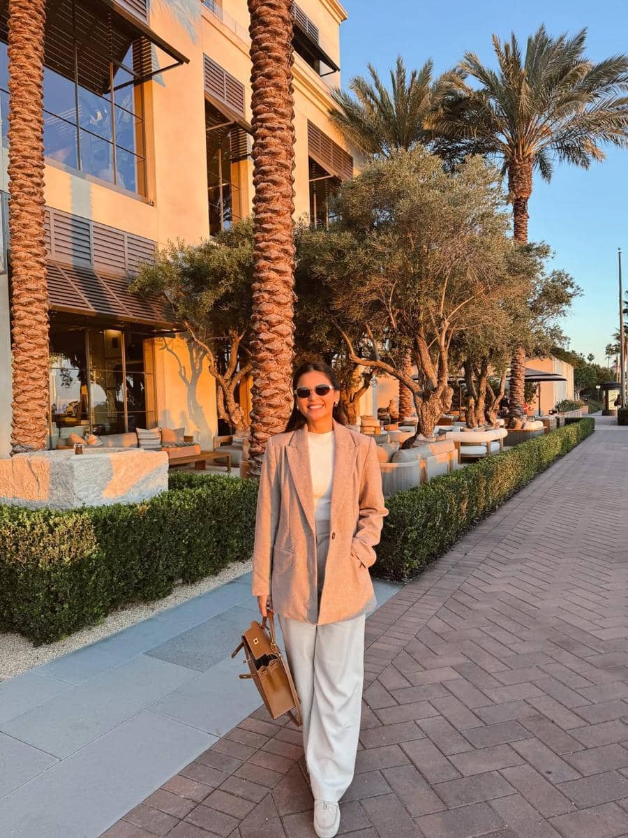 inspirasi outfit sneakers ala Yunita Siregar 