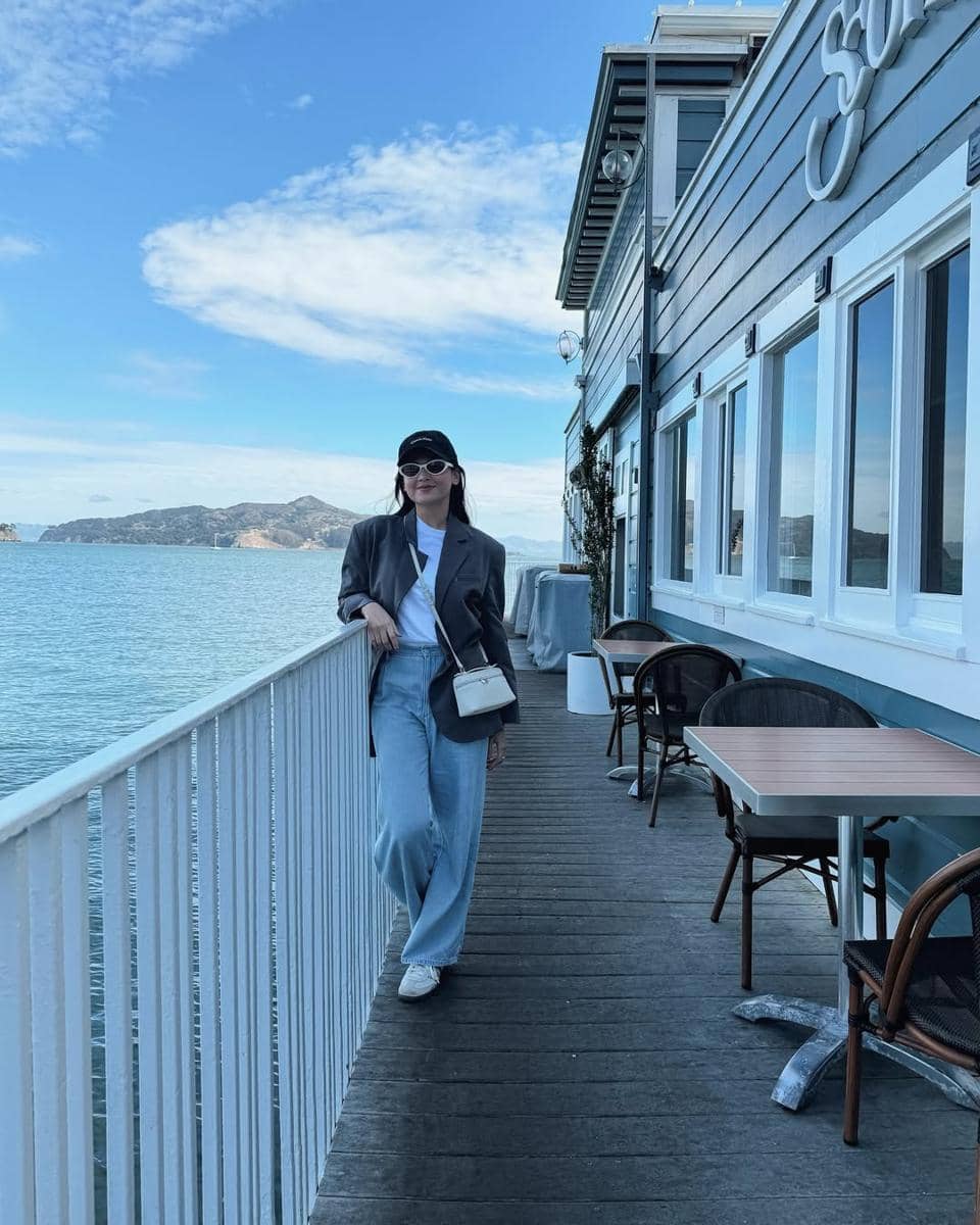 inspirasi outfit sneakers ala Yunita Siregar 