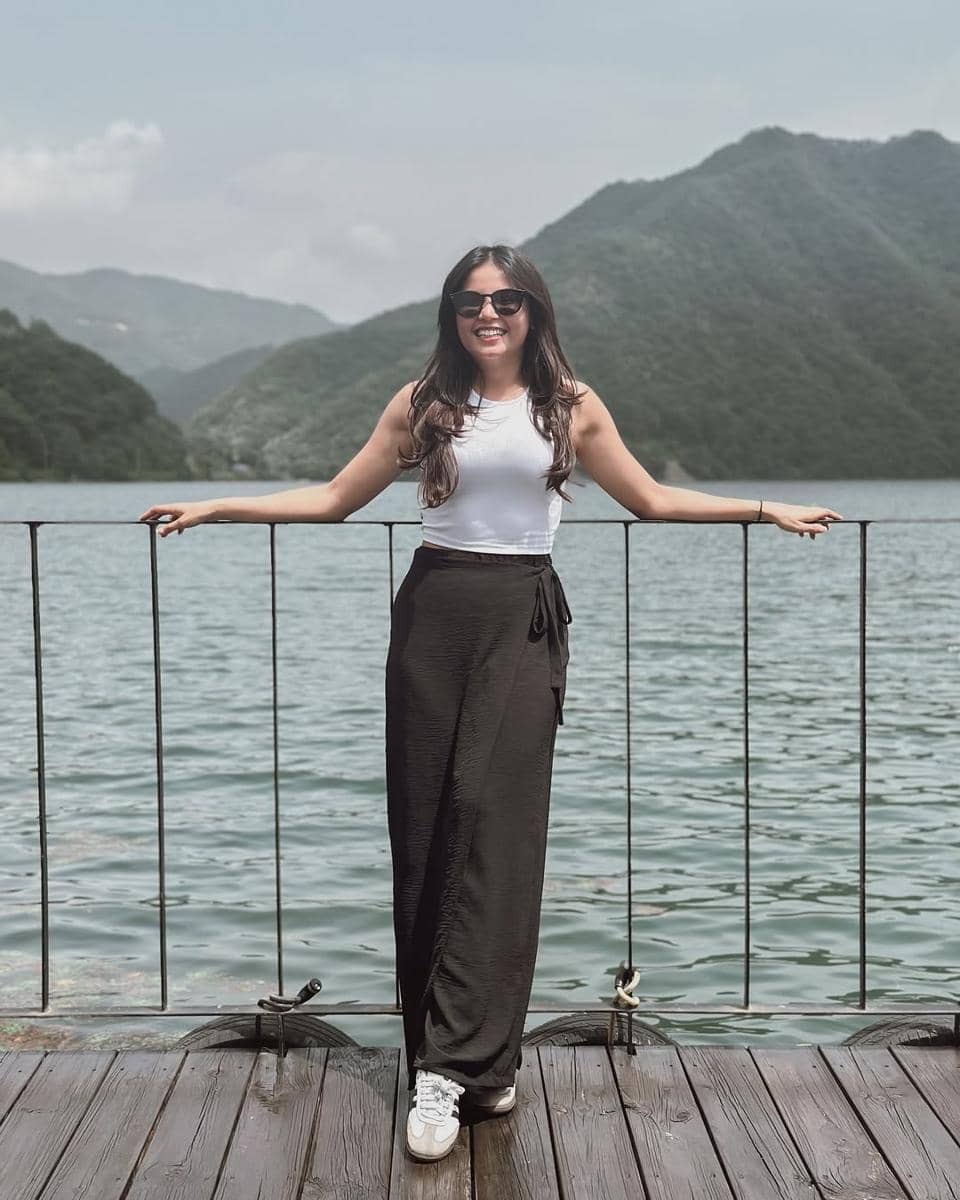 inspirasi outfit sneakers ala Yunita Siregar 