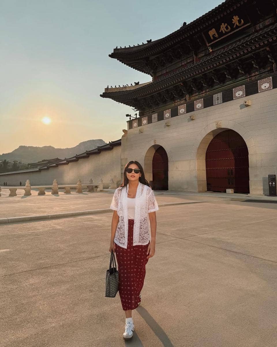 inspirasi outfit sneakers ala Yunita Siregar 