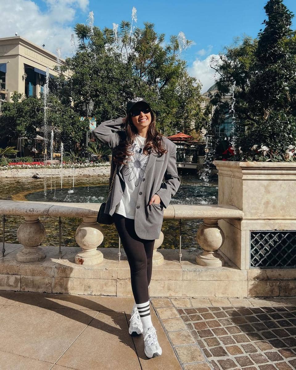 inspirasi outfit sneakers ala Yunita Siregar 