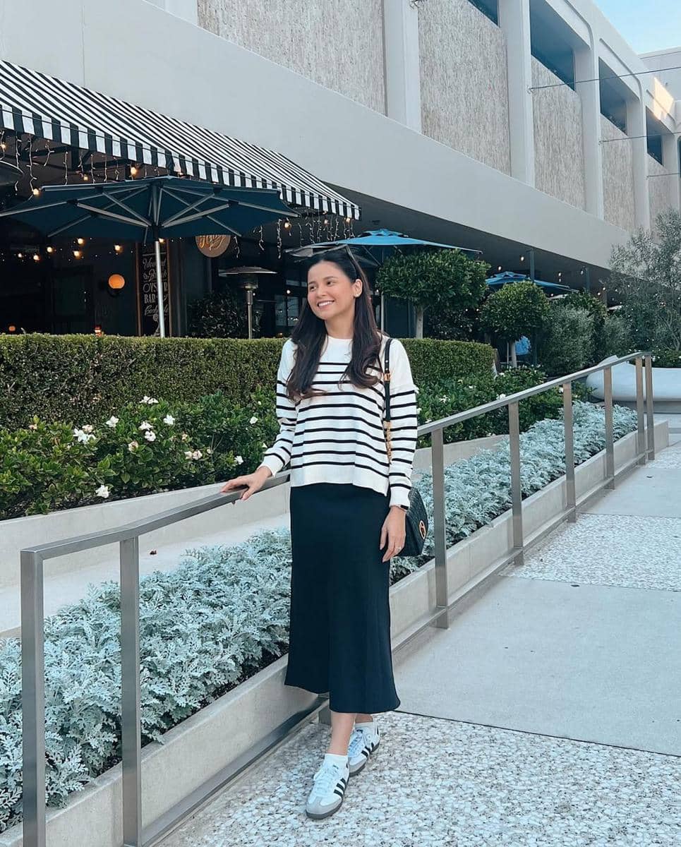 inspirasi outfit sneakers ala Yunita Siregar 