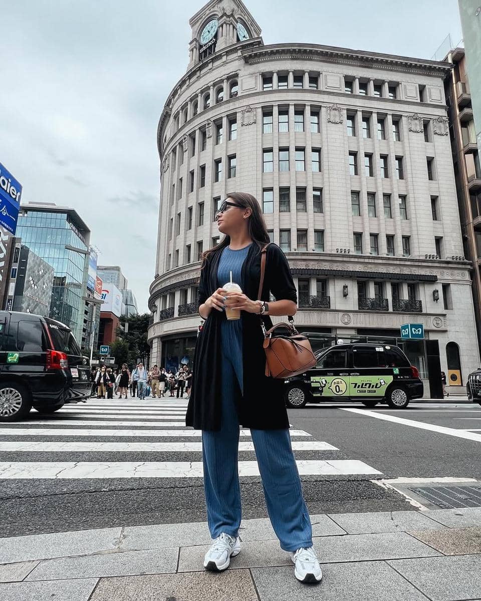 inspirasi outfit sneakers ala Yunita Siregar 