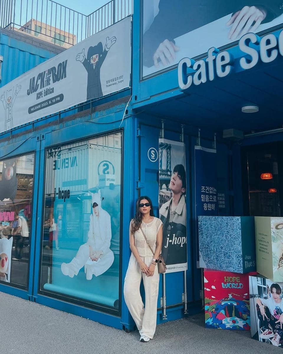 inspirasi outfit sneakers ala Yunita Siregar 