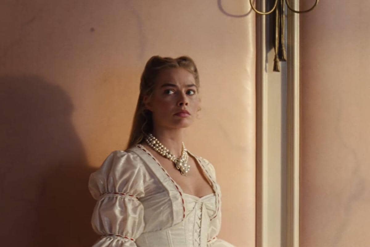 cuplikan adegan Catherine yang diperankan Margot Robbie dalam film Wuthering Heights 