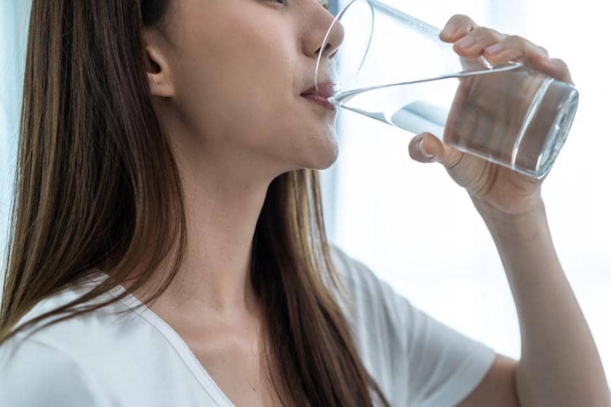 ilustrasi minum segelas air