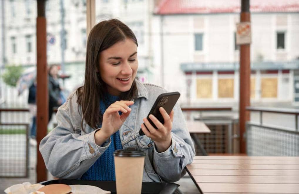 ilustrasi pegang handphone