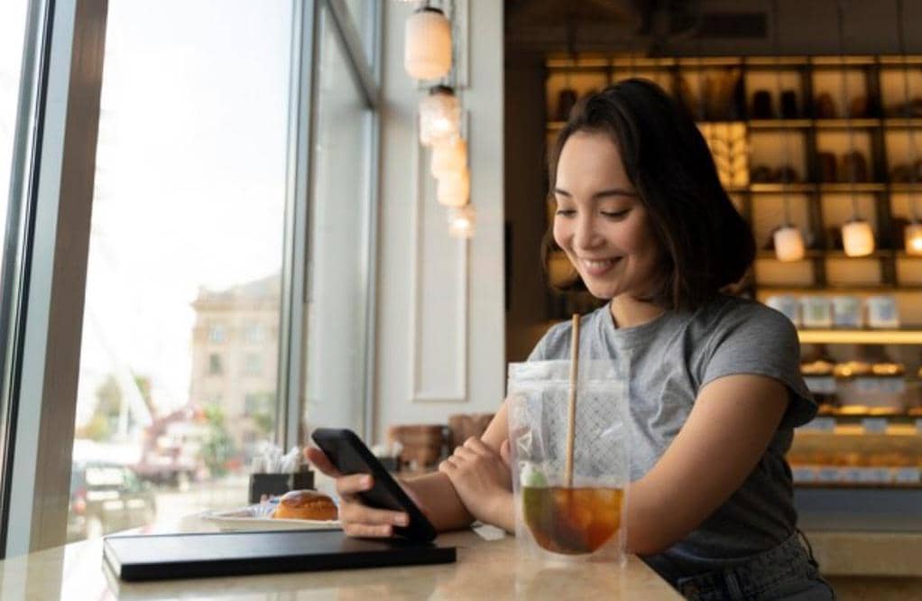 ilustrasi main handphone