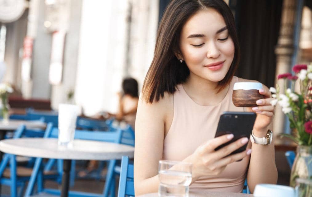 ilustrasi main handphone