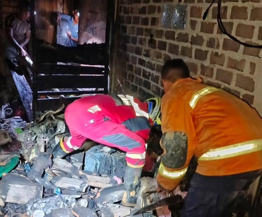 Petugas Damkar saat berupaya memadamkan api di Dusun 6, Desa Gunung Menang, Kecamatan Penukal