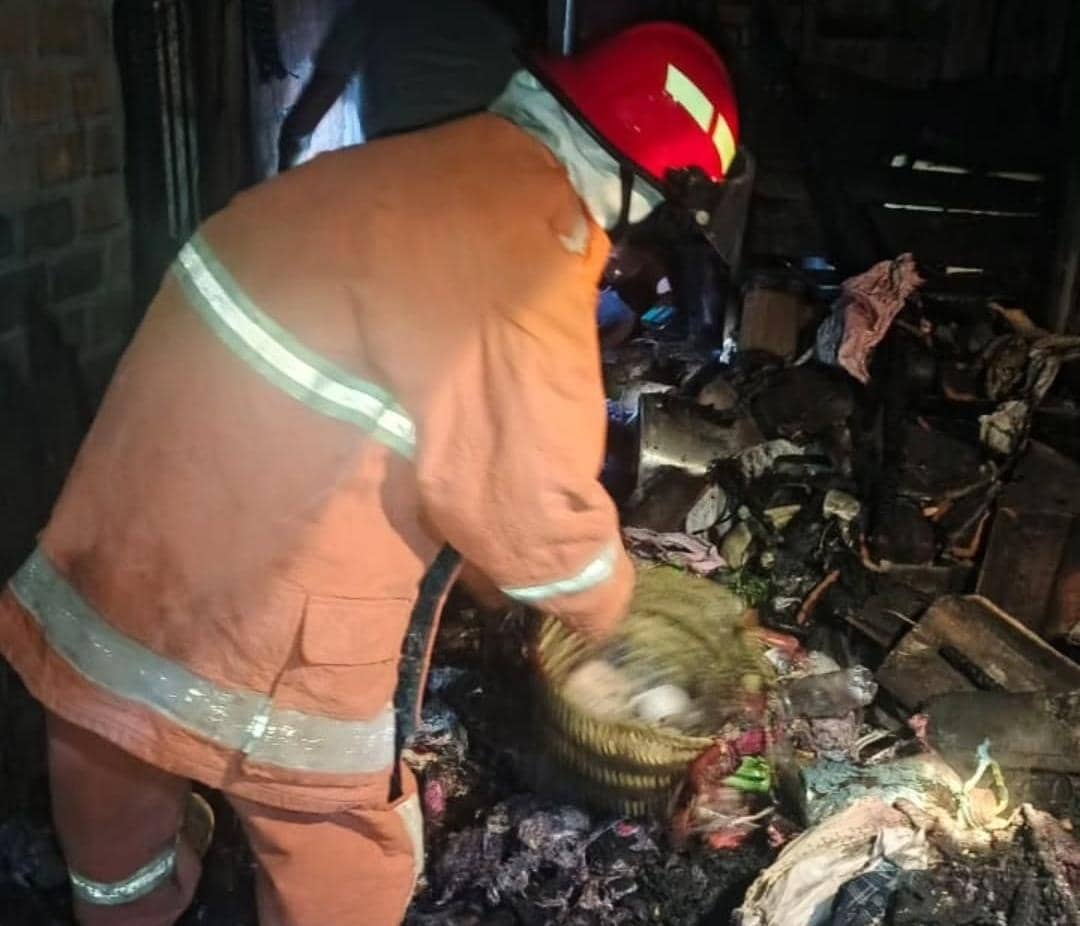 Petugas Damkar saat berupaya memadamkan api di Dusun 6, Desa Gunung Menang, Kecamatan Penukal